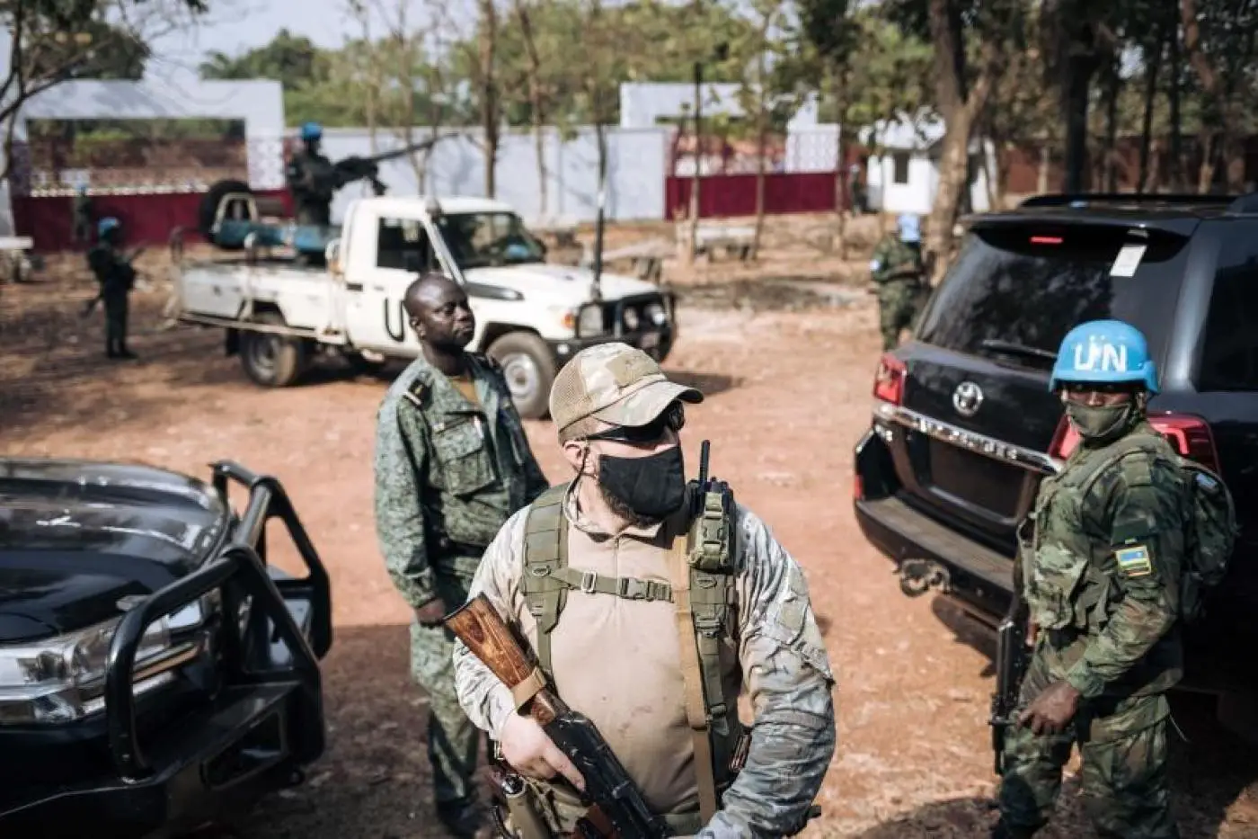 A UN peacekeeper alongside a Russian fighter and a member of Central African President Faustin-Archange Touadéra’s presidential guard in Bangui, December 2020